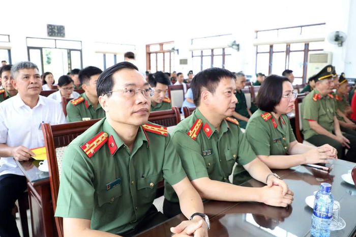Các đại biểu tham dự buổi thăm, tặng quà Trung tâm điều dưỡng thương binh Nho Quan.