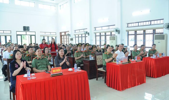 Các đại biểu tham dự buổi thăm, tặng quà Trung tâm điều dưỡng thương binh Nho Quan.