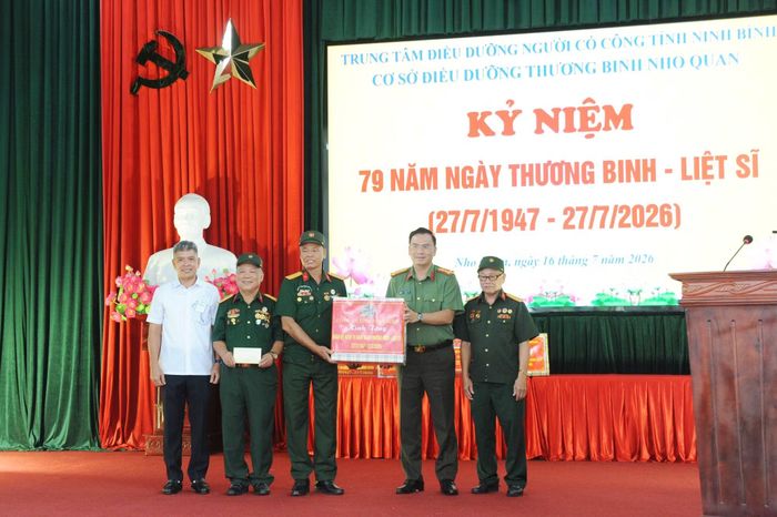 Đại tá Cù Quốc Thắng trao quà gửi tặng Trung tâm điều dưỡng thương binh Nho Quan.