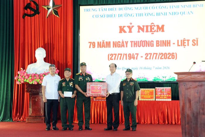 Đồng chí Nguyễn Văn Hồi trao quà gửi tặng Trung tâm điều dưỡng thương binh Nho Quan.