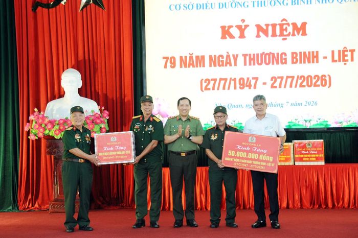 Thứ trưởng Lê Văn Tuyến trao quà gửi tặng Trung tâm điều dưỡng thương binh Nho Quan.
