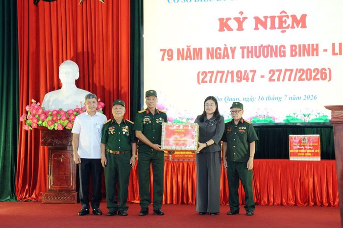 Đồng chí Hà Lan Anh trao quà gửi tặng Trung tâm điều dưỡng thương binh Nho Quan.