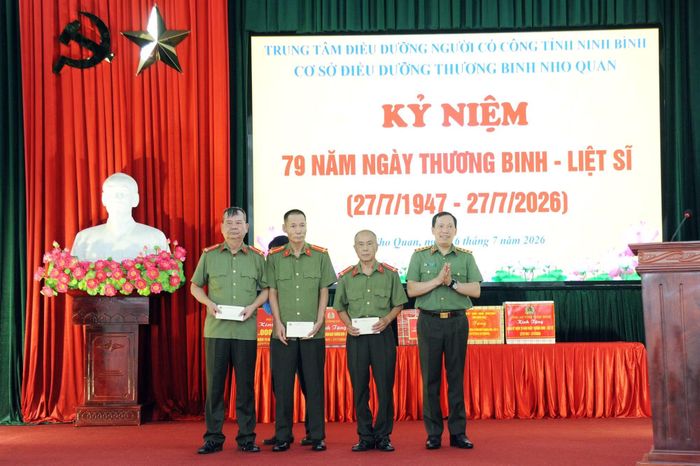 Thứ trưởng Lê Văn Tuyến thăm hỏi, tặng quà các thương binh CAND tại Trung tâm.