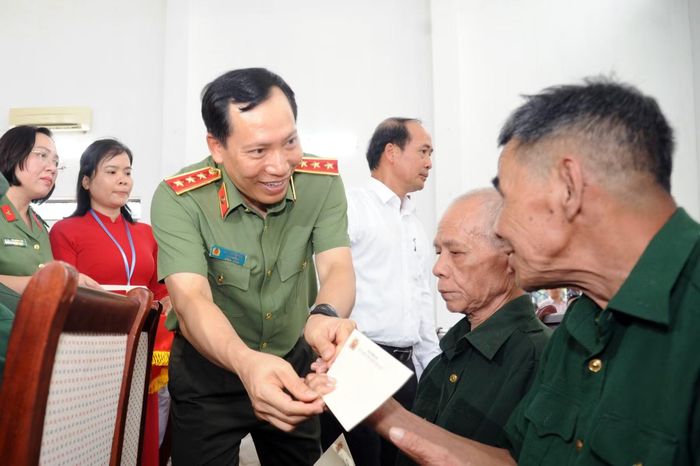 Thứ trưởng Lê Văn Tuyến ân cần thăm hỏi, tặng quà các thương binh, bệnh binh tại Trung tâm.