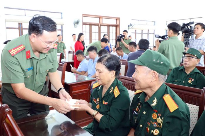 Đại tá Cù Quốc Thắng thăm hỏi, tặng quà các thương binh, bệnh binh tại Trung tâm.