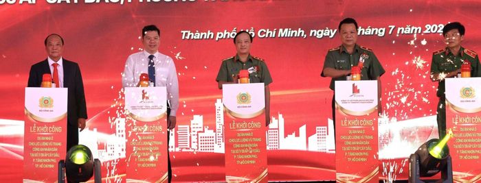 Thứ trưởng Đặng Hồng Đức cùng đại biểu nhấn nút khởi công dự án.