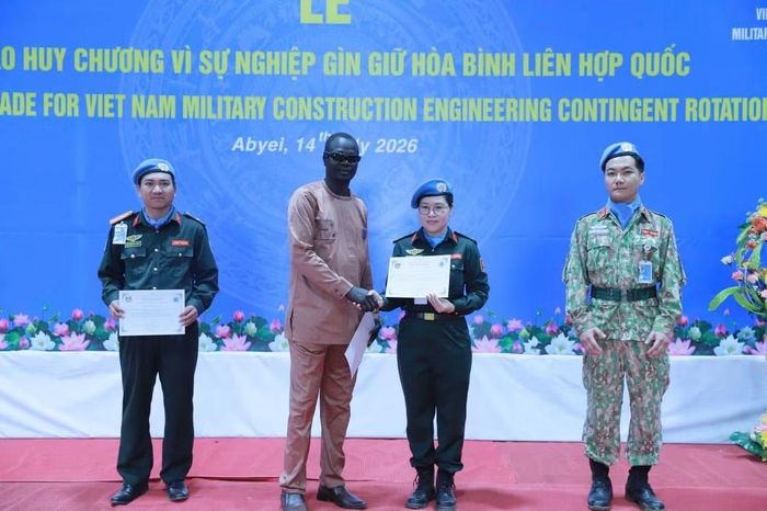 Đại diện chính quyền khu vực Abyei trao bằng khen cho những người lính “mũ nồi xanh Việt Nam”.