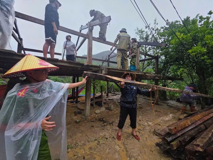 Công an xã Púng Luông giúp nhân dân dựng lại nhà ở.