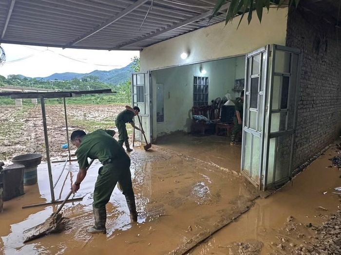 Công an xã Liên Sơn giúp nhà dân bị đất sạt tràn vào nhà.