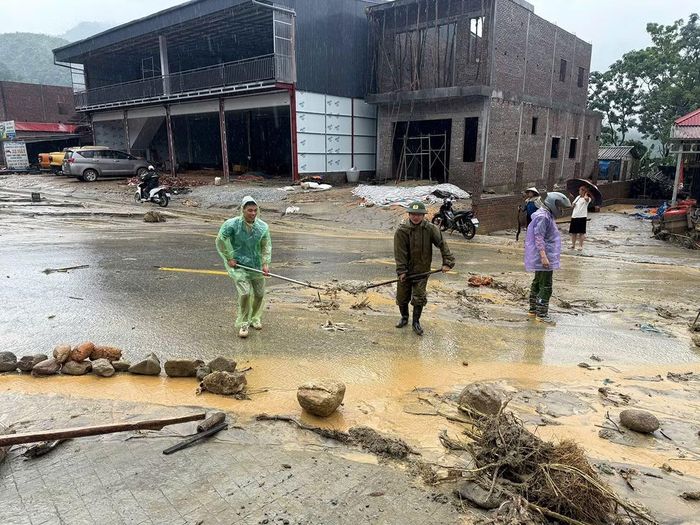 Công an xã Minh Lương nhanh chóng khắc phục đất đá tràn ra Quốc lộ 279.