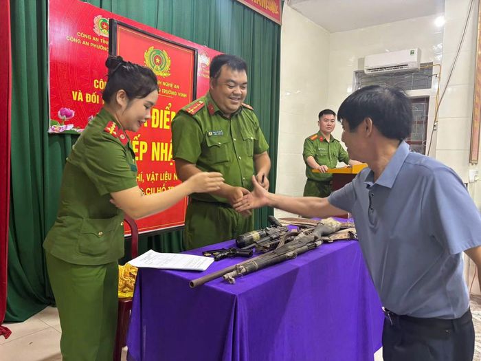 Công an phường Trường Vinh tổ chức vận động nhân dân tự giác giao nộp vũ khí, vật liệu nổ, công cụ hỗ trợ.