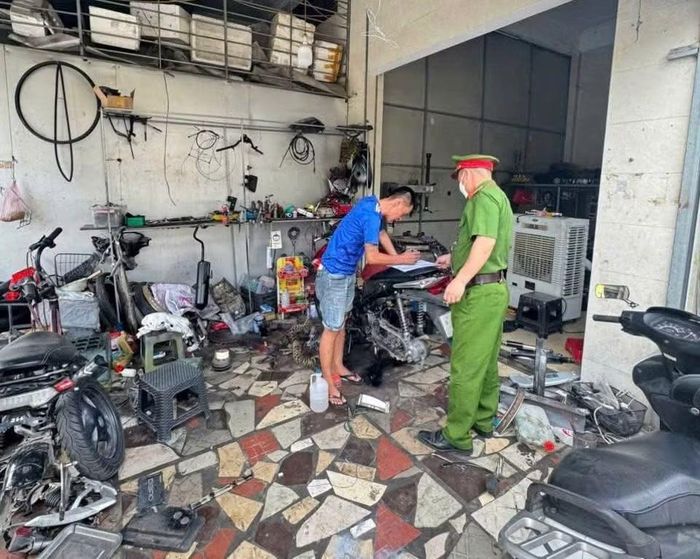 Công an phường Trường Vinh đến tận nhà vận động nhân dân ký cam kết chấp hành nghiêm pháp luật.