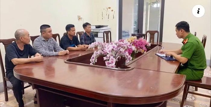 Công an phường Trường Vinh làm việc với một số đối tượng vi phạm trên địa bàn.