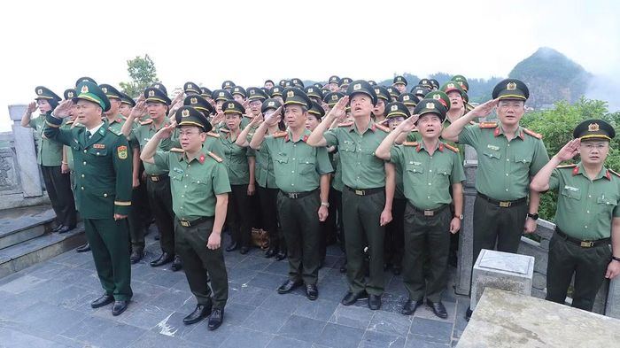 Đoàn công tác tham dự Lễ chào cờ và Lễ thượng cờ tại Cột cờ Quốc gia Lũng Cú.