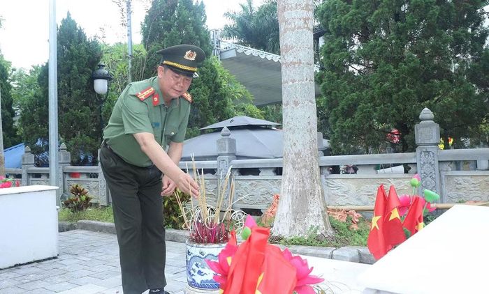 Đoàn công tác dâng hương, dâng hoa các Anh hùng liệt sĩ tại Nghĩa trang Liệt sĩ Quốc gia Vị Xuyên.