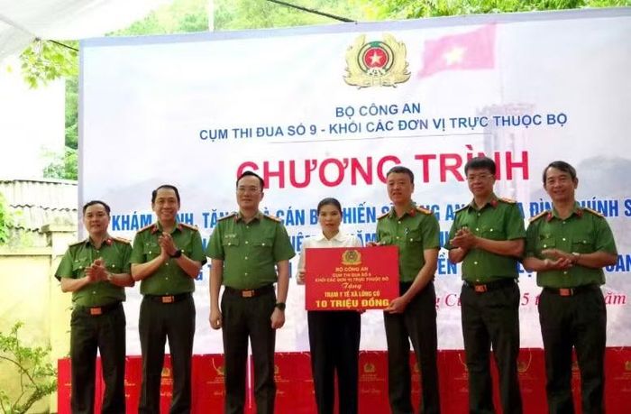 Cụm Thi đua số 9 thăm, tặng quà gia đình chính sách và Trạm Y tế xã Lũng Cú.