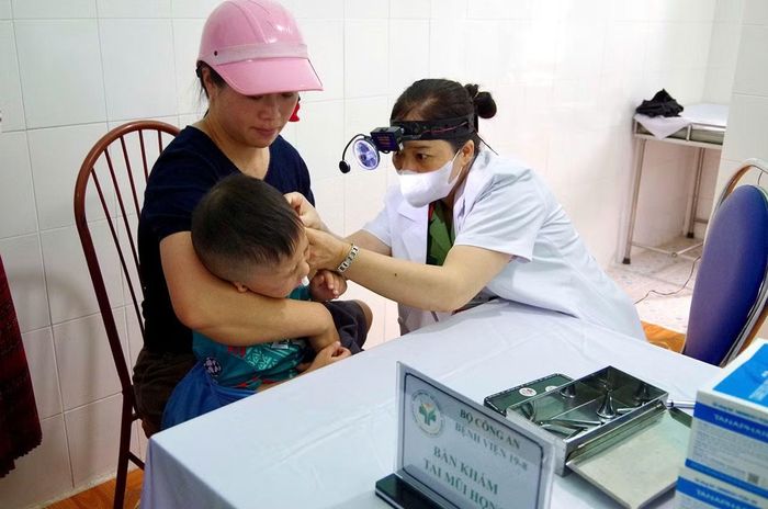 Đội ngũ y, bác sĩ của các đơn vị đã trực tiếp khám, tư vấn và cấp phát thuốc miễn phí cho người dân.