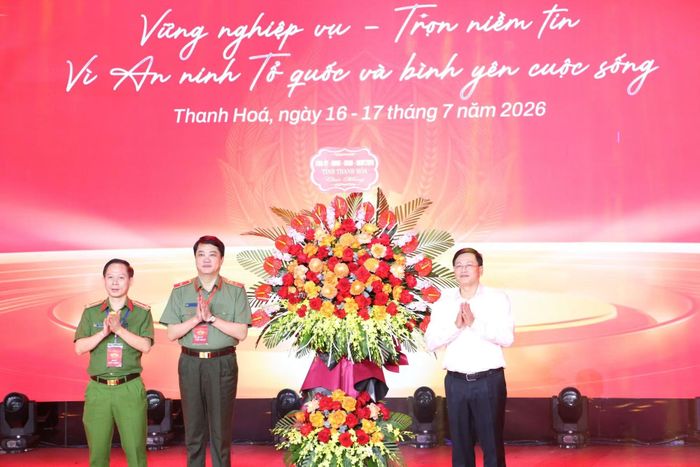Phó Chủ tịch UBND tỉnh Thanh Hóa Mai Xuân Liêm tặng hoa Ban tổ chức cuộc thi.