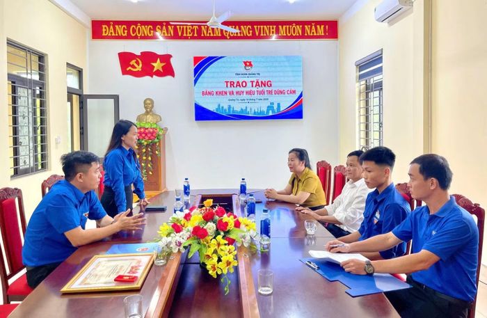 Lãnh đạo Tỉnh đoàn Quảng Trị động viên, biểu dương em Lê Đức Trung (ảnh Mỹ Hạnh)