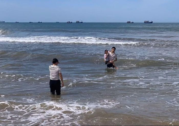 Em Lê Đức Trung cứu cháu nhỏ bị sóng biển cuốn trôi vào bờ an toàn.