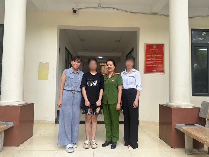 Công an phường Hà Đông phối hợp với cửa hàng vàng tại số 45 Quang Trung, Hà Đông ngăn chặn thành công một vụ giả danh lực lượng Công an để lừa đảo, chiếm đoạt gần 700 triệu đồng.
