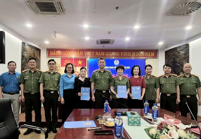 Thiếu tướng Phạm Kim Đĩnh và các đại biểu tại hội nghị.