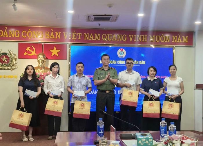 Thiếu tướng Phạm Kim Đĩnh trao quà cho các đoàn viên có hoàn cảnh khó khăn.