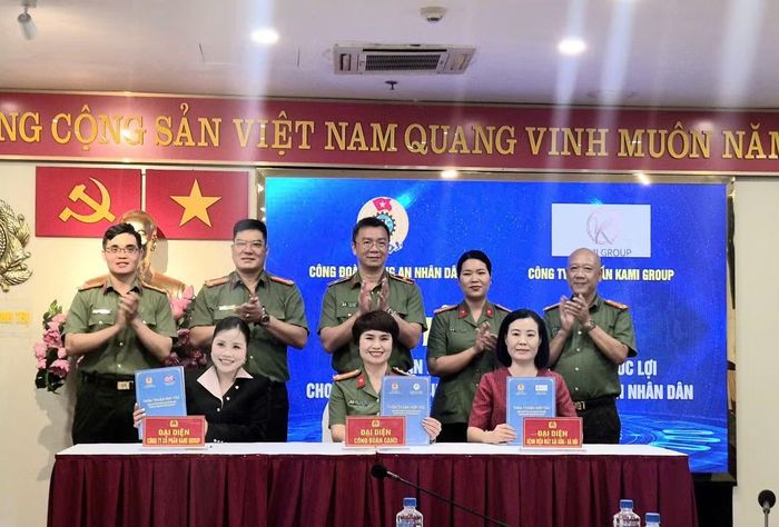 Thiếu tướng Phạm Kim Đĩnh và các đại biểu chứng kiến đại diện Ban Công đoàn CAND ký kết hợp tác với lãnh đạo Bệnh viện Mắt Sài gòn - Hà Nội và Công ty cổ phần Kami Group.