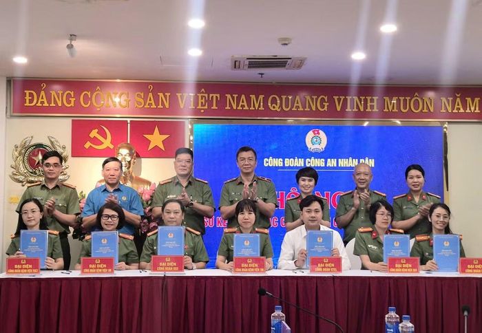 Thiếu tướng Phạm Kim Đĩnh và các đại biểu chứng kiến đại diện Công đoàn các đơn vị, địa phương ký cam kết thi đua.