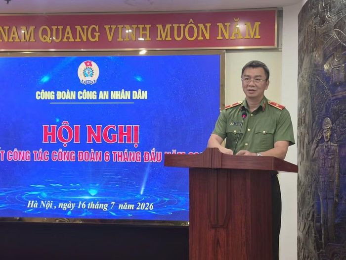 Thiếu tướng Phạm Kim Đĩnh, Cục trưởng Cục Công tác chính trị phát biểu chỉ đạo tại hội nghị.