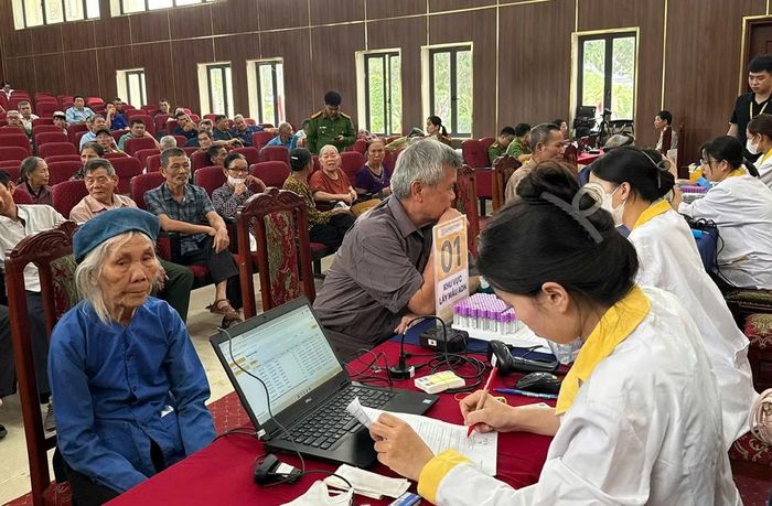 Rất đông thân nhân liệt sĩ đến lấy mẫu ADN.