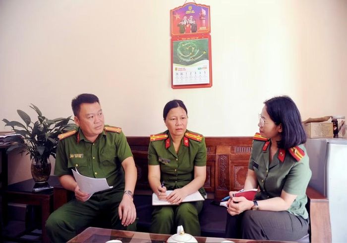 Thượng tá Trương Thị Phương Chỉnh và Trung tá Chu Đức Khánh, Đội Đăng ký, quản lý cư trú, cấp và quản lý căn cước, Phòng Cảnh Quản lý hành chính về trật tự xã hội, Công an tỉnh Thái Nguyên chia sẻ với phóng viên Báo CAND về cao điểm thu nhận mẫu ADN.