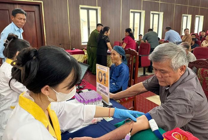 Thân nhân liệt sĩ được thu nhận mẫu ADN.