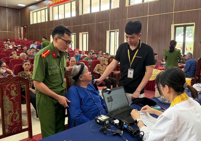 Công an tỉnh Thái Nguyên hỗ trợ thân nhân liệt sĩ đến lấy mẫu ADN.