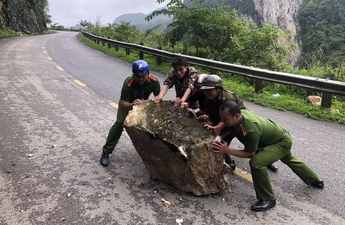 Công an xã Lũng Nặm đã khẩn trương có mặt tại hiện trường, triển khai các biện pháp bảo đảm an toàn giao thông.