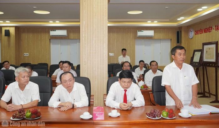 BSCK2 Nguyễn Minh Vũ (bìa phải), Giám đốc BVĐKTƯ Cần Thơ báo cáo tại buổi làm việc.