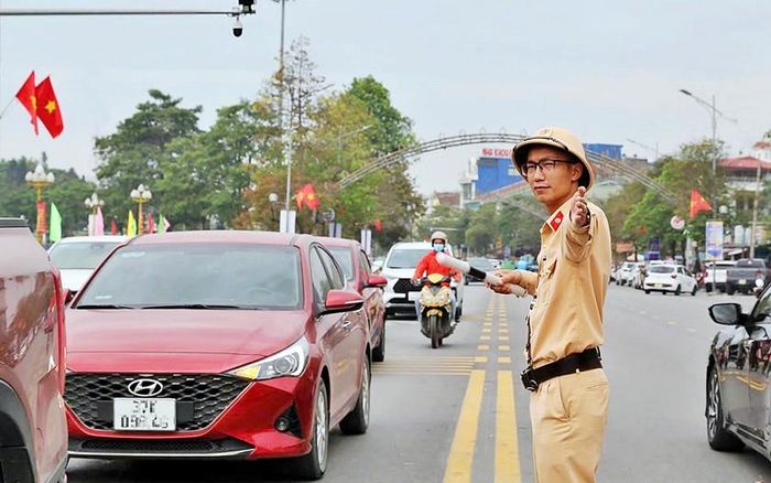 Lực lượng Cảnh sát giao thông làm nhiệm vụ trên đường điều tiết người điều khiển các phương tiện tham gia giao thông. Ảnh: Văn Hậu