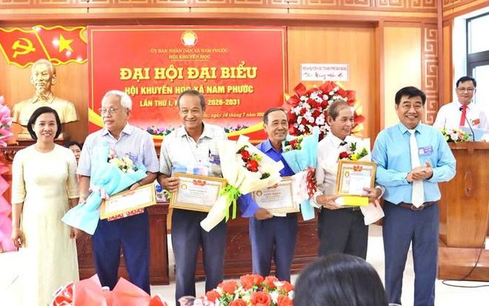 ông Nguyễn Văn Long, Phó Chủ tịch Hội Khuyến học thành phố Đà Nẵng trao tặng Giấy khen cho các Chủ tịch, Phó Chủ tịch Hội Khuyến học huyện Nam Phước và các xã trước sáp nhập có thành tích tốt trong công tác khuyến học.