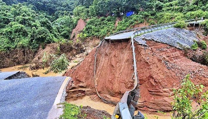 Quốc lộ 12 đoạn qua xã Lê Lợi, tỉnh Lai Châu xảy ra sự cố đứt nền đường, do mưa lớn. Ảnh: Hà Thắng