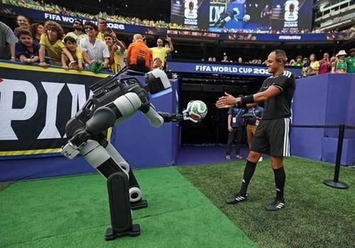 Robot hình người Atlas đang biểu diễn tại vòng 16 đội của Giải vô địch bóng đá thế giới FIFA 2026. Ảnh: Boston Dynamics