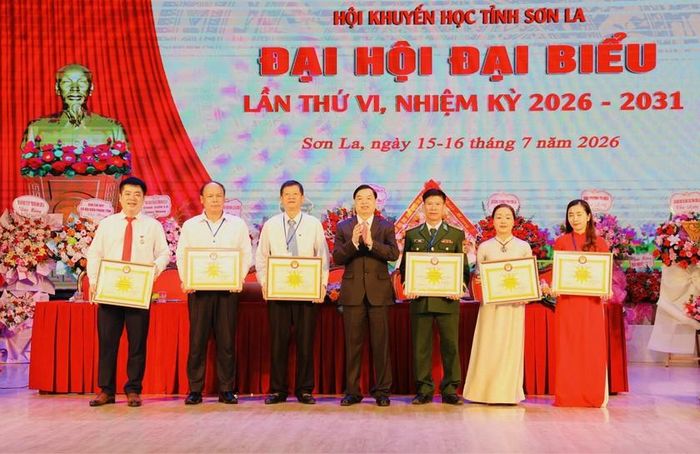 Các tập thể, cá nhân tiêu biểu nhận Bằng khen của Trung ương Hội Khuyến học Việt Nam.