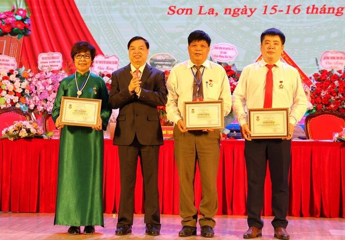 Các cá nhân tiêu biểu nhận kỷ niệm chương của Trung ương Hội Khuyến học Việt Nam.