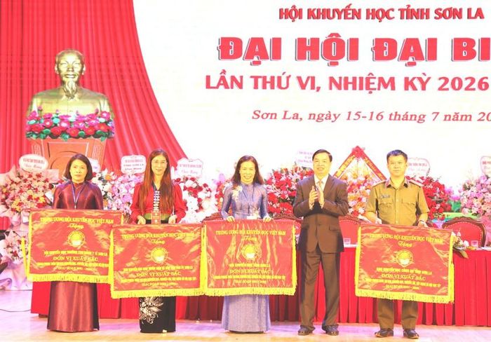 Các tập thể nhận cờ thi đua xuất sắc của Trung ương Hội Khuyến học Việt Nam.