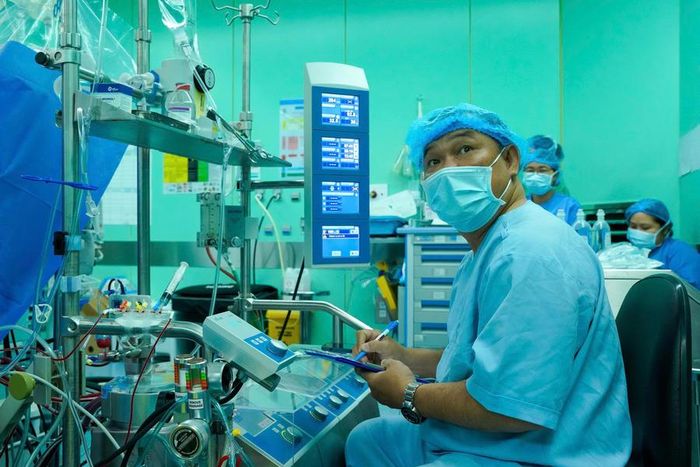 Song hành cùng các phẫu thuật viên, ê-kíp vận hành hệ thống tuần hoàn ngoài cơ thể (ECMO) kiểm soát nghiêm ngặt từng chỉ số sinh tồn của NB suốt quá trình ghép tim