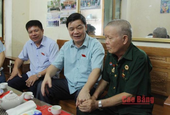 Đoàn công tác giám sát việc thực hiện các chính sách đối với người có công tại một số gia đình chính sách xã Hà Quảng.