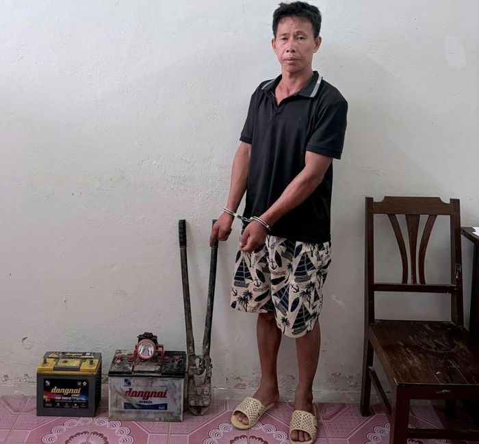 Đối tượng Hoàng Văn Tiến và tang vật bị thu giữ.