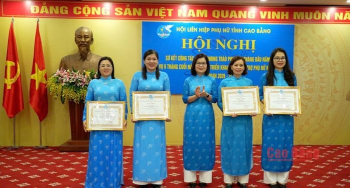 Thừa ủy quyền của Trung ương Hội LHPN Việt Nam lãnh đạo Hội LHPN tỉnh trao tặng Bằng khen cho các cá nhân có thành tích xuất sắc trong thực hiện phong trào thi đua và nhiệm vụ công tác hội năm 2025.