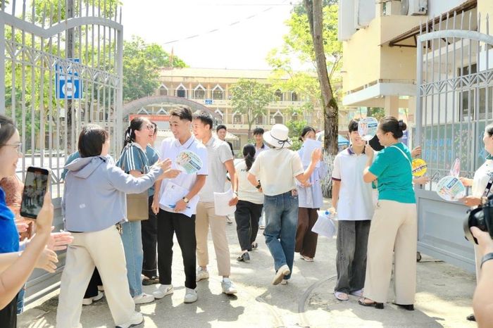 Đằng sau nụ cười và cái ôm của người thân sau kỳ thi THPT là những trăn trở về con đường học tập, việc làm trước ngưỡng cửa tương lai của cuộc đời mỗi thí sinh.