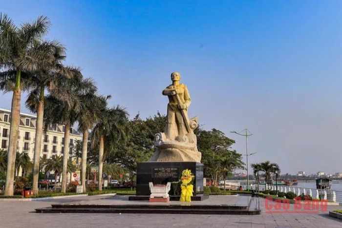 Tượng đài Mẹ Suốt nằm bên tả ngạn dòng sông Nhật Lệ.