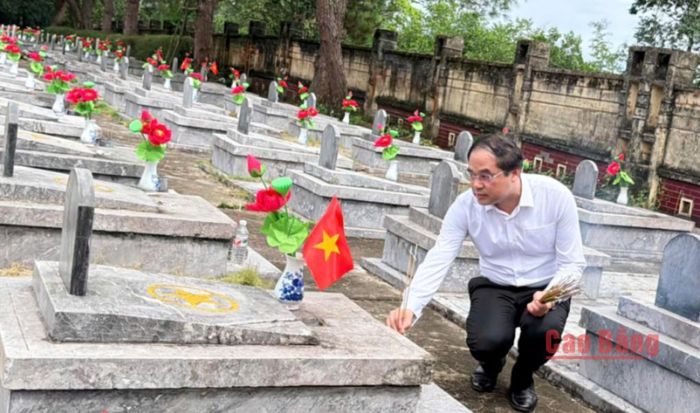 Đồng chí Trịnh Xuân Trường, Ủy viên Trung ương Đảng, Bí thư Tỉnh ủy Thái Nguyên dâng hương tại phần mộ các anh hùng liệt sĩ tại Nghĩa trang Liệt sĩ Hòa An.
